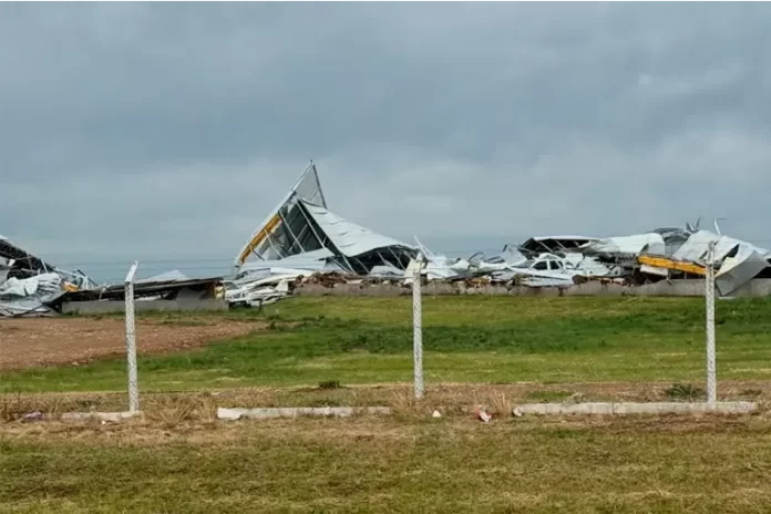Destrozos en galpones del Parque Industrial sobre Ruta 12