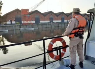 Seis entrerrianos fueron rescatados tras hundirse su embarcación en el río Gualeguaychú Prefectura de Gualeguaychú realizó el rescate. Foto: R2820.