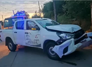 Empleado público alcoholizado chocó con una camioneta oficial el auto de un comisario en Santiago del Estero