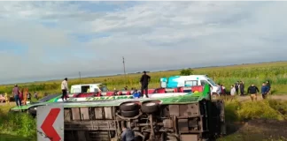 Vuelco de micro sobre Ruta 2. Foto: TN