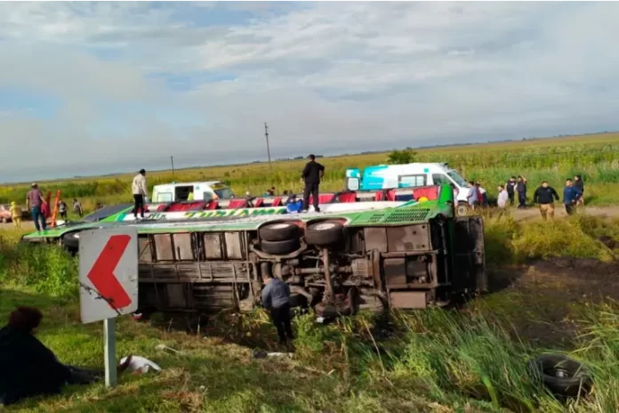 Vuelco de micro sobre Ruta 2. Foto: TN Vuelco de micro sobre Ruta 2. Foto: TN