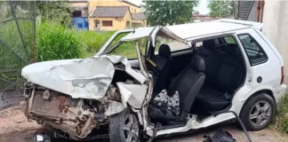 Conductor quedó atrapado tras chocar contra una columna