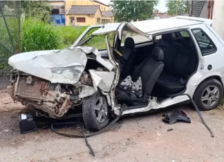Conductor quedó atrapado tras chocar contra una columna