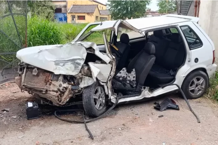 Conductor quedó atrapado tras chocar contra una columna