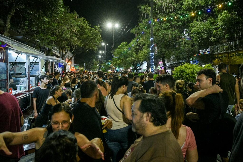 Multitudinario festival en Paraná de Viví Paseo 25 de Mayo. Foto: (MdP)