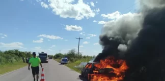 Viajaba a Entre Ríos y se le prendió fuego el auto en el ingreso a la provincia.