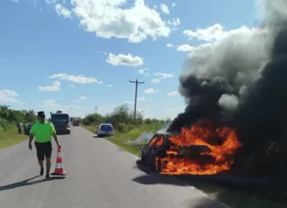 Viajaba a Entre Ríos y se le prendió fuego el auto en el ingreso a la provincia.