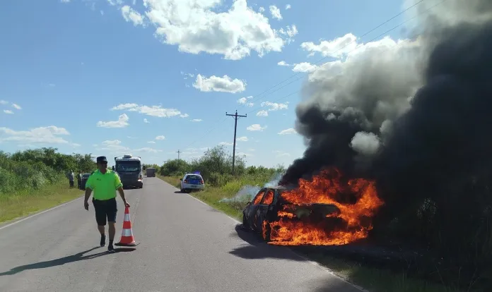 Viajaba a Entre Ríos y se le prendió fuego el auto en el ingreso a la provincia.