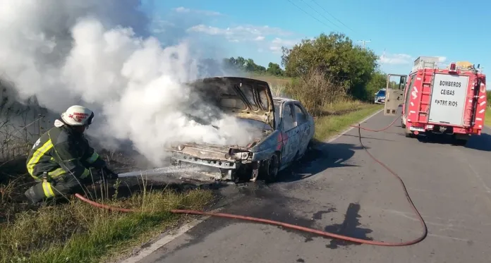 Viajaba a Entre Ríos y se le prendió fuego el auto en el ingreso a la provincia.