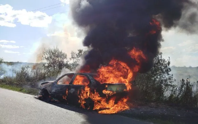 Viajaba a Entre Ríos y se le prendió fuego el auto en el ingreso a la provincia.