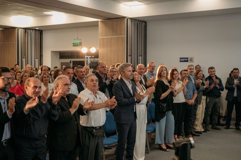 Frigerio encabezó un emotivo homenaje a Jorge Méndez en el CPC