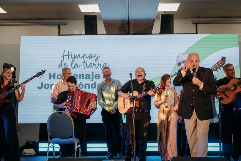 Frigerio encabezó un emotivo homenaje a Jorge Méndez en el CPC