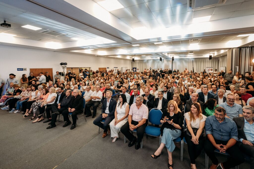 Frigerio encabezó un emotivo homenaje a Jorge Méndez en el CPC