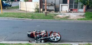 Un motociclista muere tras impactar contra un semáforo