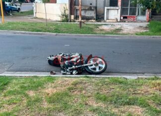 Un motociclista muere tras impactar contra un semáforo