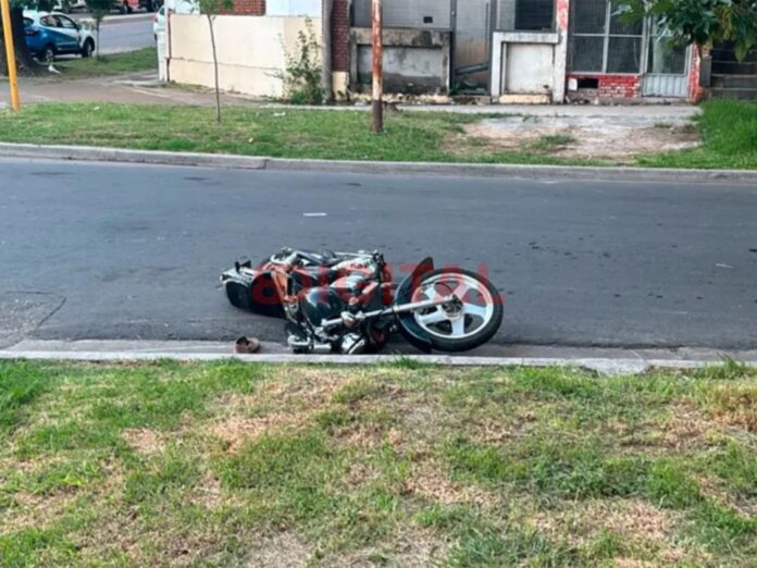 Un motociclista muere tras impactar contra un semáforo Un motociclista muere tras impactar contra un semáforo