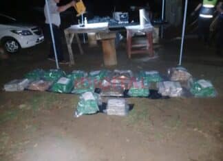 Hallan más de 135 kilos de marihuana en la costa de Paraná: 18 bultos fueron secuestrados Los bultos hallados a la costa del río Paraná. Foto: (PER)