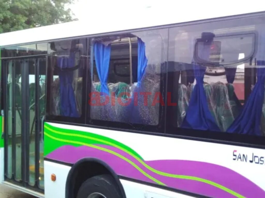 Atacaron y dañaron dos colectivos nuevos.