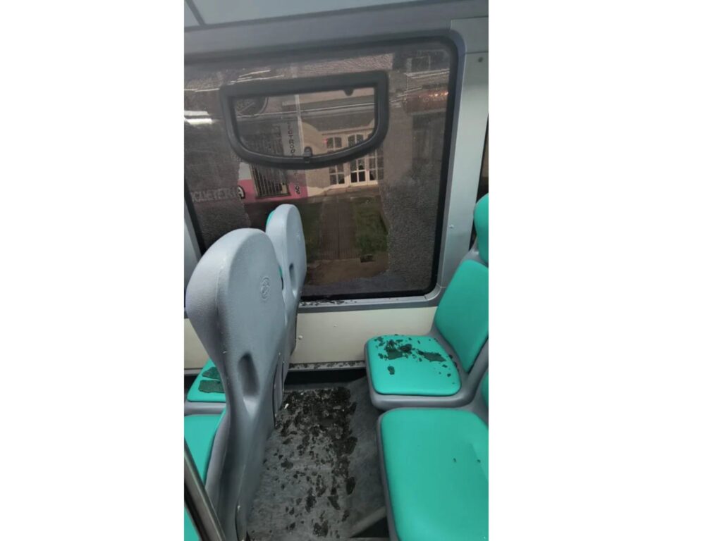Volvieron a atacar un colectivo urbano nuevo en Paraná