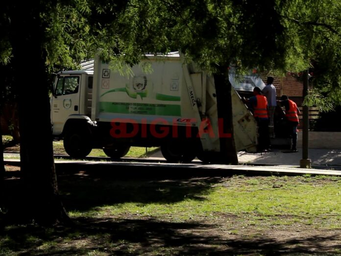 Recolección de residuos en Colonia Avellaneda. Foto: Elochodigital Recolección de residuos en Colonia Avellaneda. Foto: Elochodigital