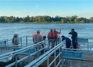 Rescataron con vida a un hombre que cayó al río Paraná frente a la costanera de Paraná Rescataron con vida a un hombre que cayó al río Paraná. Foto: Prefectura Paraná