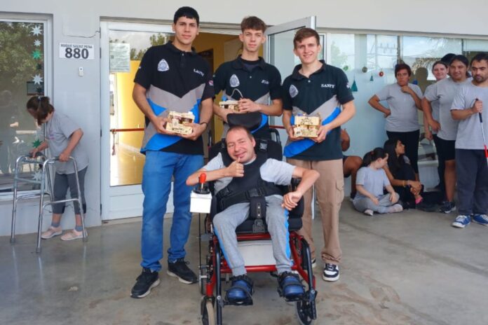 Alumnos de la EET Nº 3 adaptaron una silla de ruedas motorizada para el Instituto Igualar