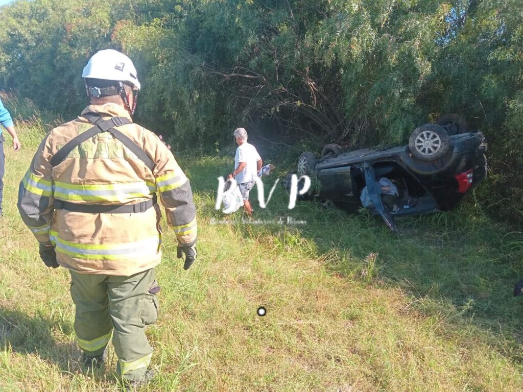 Un vuelco vehicular sobre la Ruta 131, en la zona de Villa Fontana. Foto: BVP
