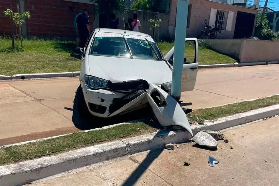 Taxista chocó contra una columna de alumbrado