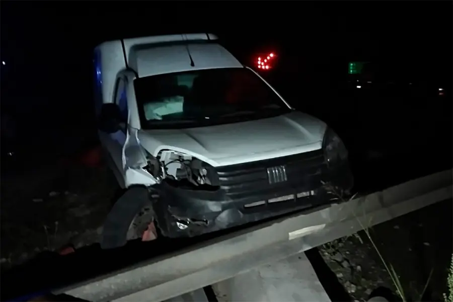 Repartidor evitó un animal en Ruta 18 y terminó sobre el guardarrail