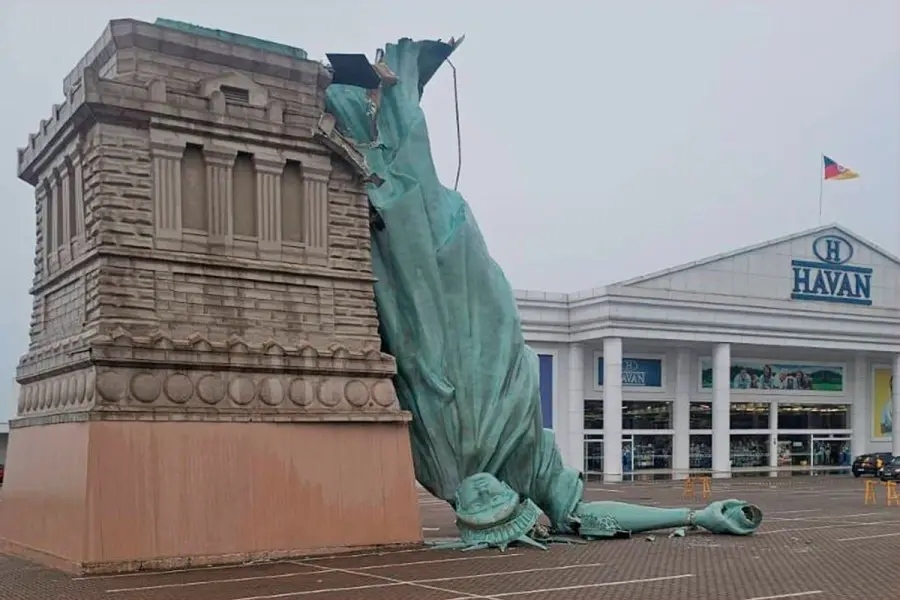 La caída de una réplica de la Estatua de la Libertad en Porto Alegre.