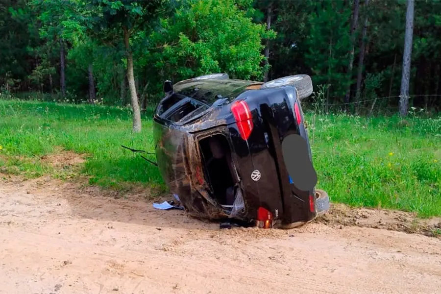 Jóvenes volcaron con su auto tras una fiesta de Navidad