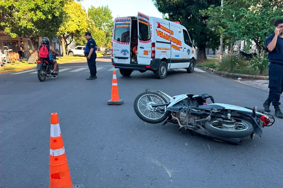 Siniestro vial en una esquina transitada. Foto: (Bomberos Voluntarios Paraná).