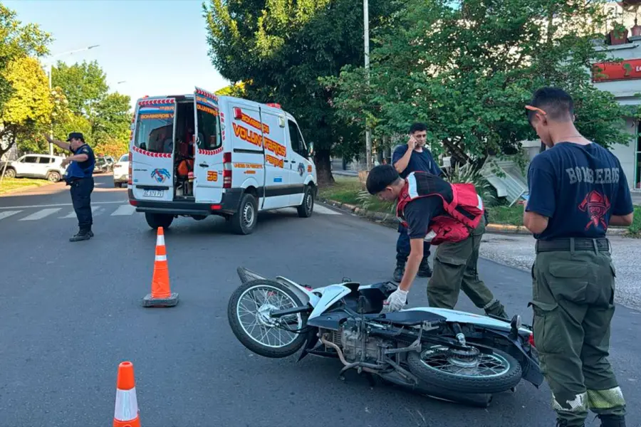 Siniestro vial en una esquina transitada. Foto: (Bomberos Voluntarios Paraná).