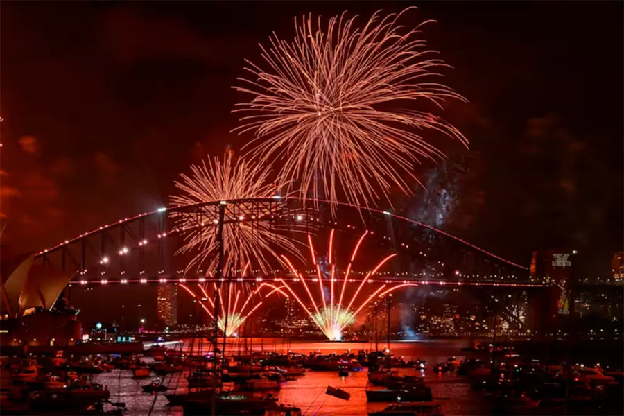 El show de "fuegos artificiales familiares" que se hace frente al Opera House del puerto de Sídney (foto SAEED KHAN - AFP)
