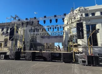 Así está el escenario principal de Viví Paseo 25 de Mayo, listo para recibir a miles de personas Así se prepara el escenario de "Viví 25 de Mayo". Foto: Ahora ER