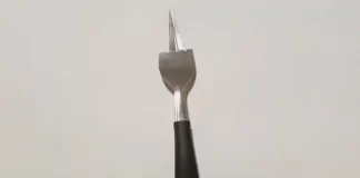 El tenedor que el menor quiso utilizar como llave