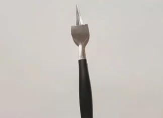 El tenedor que el menor quiso utilizar como llave
