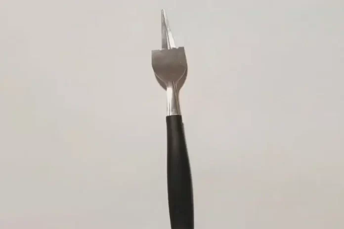El tenedor que el menor quiso utilizar como llave