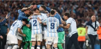 Racing festeja la clasificación. Foto: La Nación.