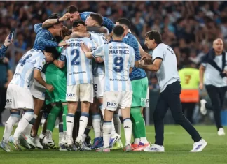 Racing, a semifinales: venció a Tigre por penales y ahora enfrentará a Boca Racing festeja la clasificación. Foto: La Nación.