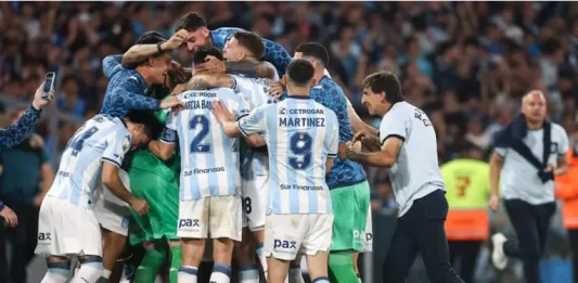 Racing festeja la clasificación. Foto: La Nación.