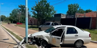 Taxista chocó contra una columna de alumbrado