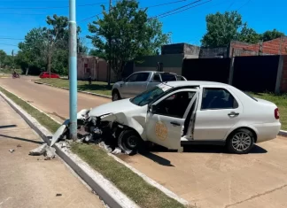 Taxista chocó contra una columna de alumbrado