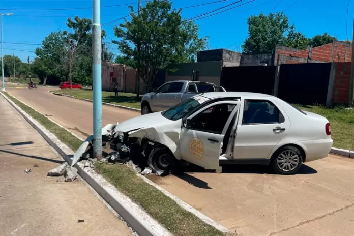Taxista chocó contra una columna de alumbrado