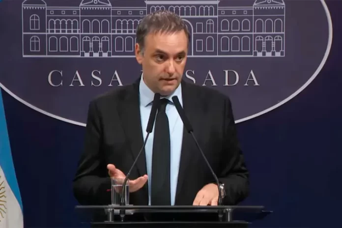 Manuel Adorni anuncia el informe tras la reunión del Consejo de Mayo