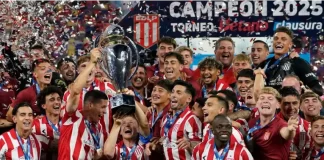 Ascacibar levanta la copa y Estudiantes festeja. Foto: Fernando de la Orden / Clarín
