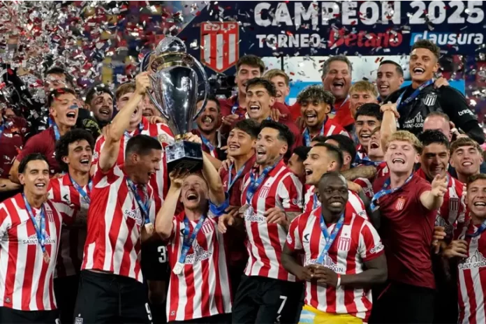 Ascacibar levanta la copa y Estudiantes festeja. Foto: Fernando de la Orden / Clarín
