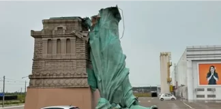 La caída de una réplica de la Estatua de la Libertad en Porto Alegre. Foto: (redes).
