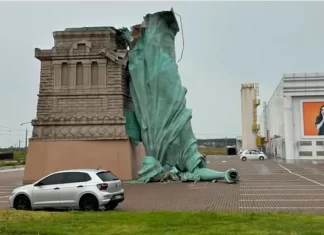 La caída de una réplica de la Estatua de la Libertad en Porto Alegre. Foto: (redes).