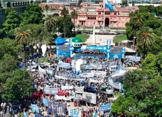 La CGT advierte con un paro nacional si avanza la Reforma Laboral y apunta a los senadores: “Ojo con lo que hacen” Movilización a Plaza de Mayo en rechazo a la Reforma Laboral. Foto: (Redes).